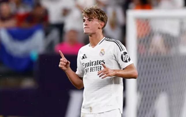 Real sabiq futbolçusunu transfer edir