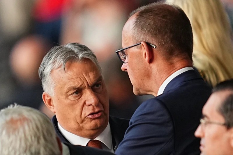 Merz Orbanın Moskva səfərinə irad tutub