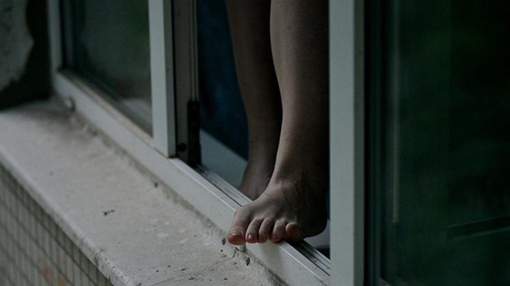 14-cü mərtəbədən yıxıldı, öldü