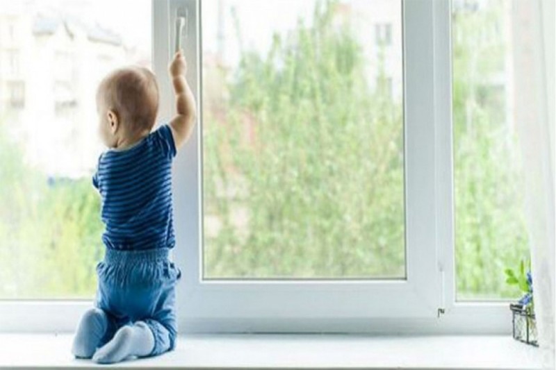 Bakıda 3 yaşlı uşaq pəncərədən yıxılıb