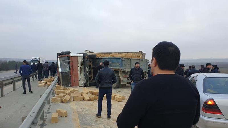 İki KamAZ toqquşdu, biri aşdı 