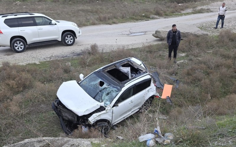 Siyəzəndə minik avtomobili aşdı: yaralananlar var