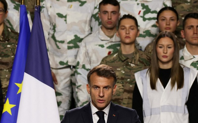 Hərbçi Makronun çıxışına belə etiraz etdi - VİDEO