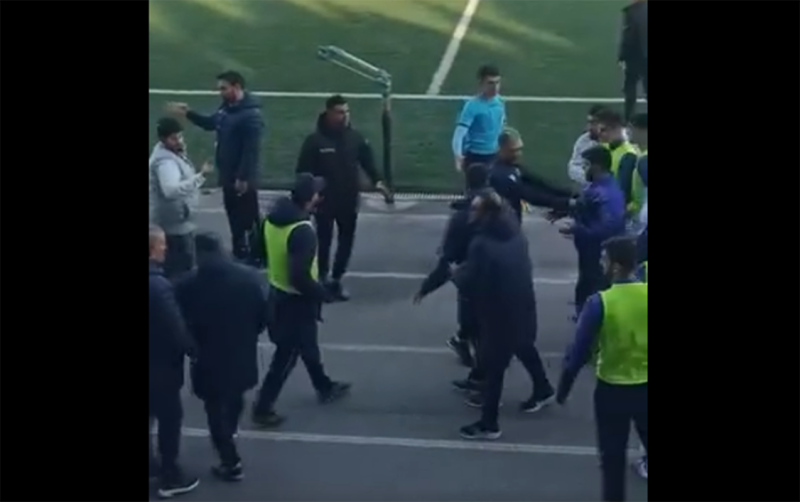 Ayxan Abbasovla Saşa İliç arasında qalmaqal - Hakim onları meydandan qovdu + VİDEO