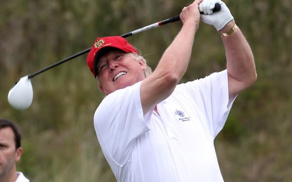 Ukrayna müzakirə olunarkən Tramp qolf oynadı