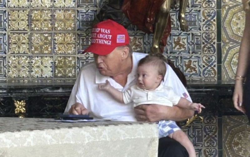 Tramp nəvəsi ilə - Foto