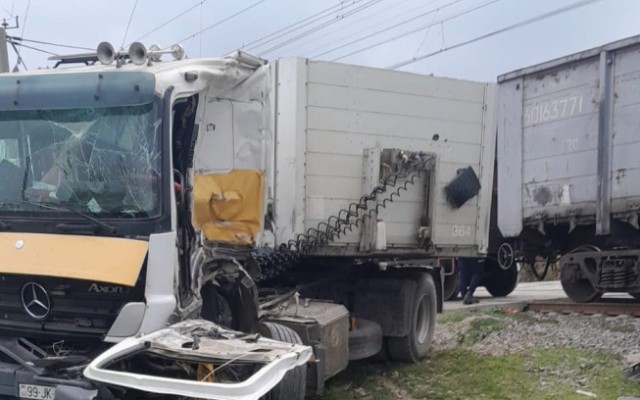 Şabranda evakuator qatarla toqquşdu, sürücü yaralandı