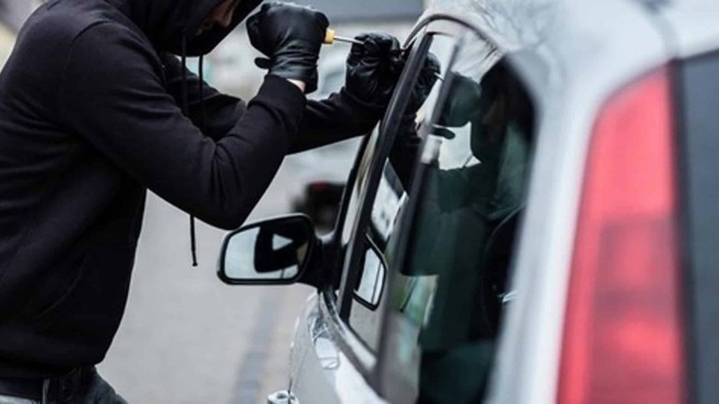 Qadının pul kisəsi avtomobilindən oğurlandı