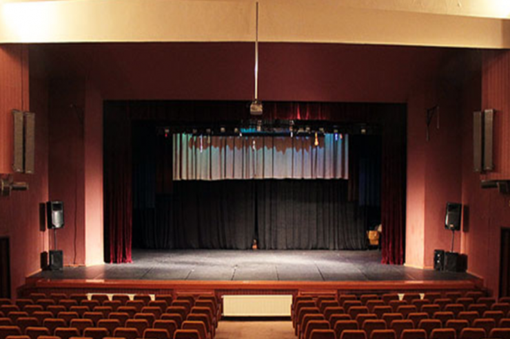 Çağdaş dramaturgiya gündəmdə: Klassiklərə qayıdış, müasir pyes çatışmazlığı