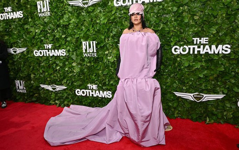 Qırmızı xalçadakı geyiminə cır-cındır dedilər