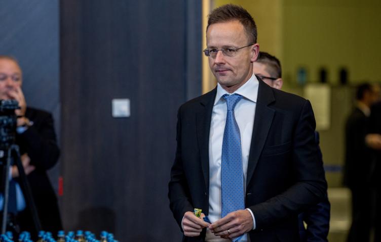 Siyarto: Avropa Rusiya ilə müharibəyə hazırlaşır