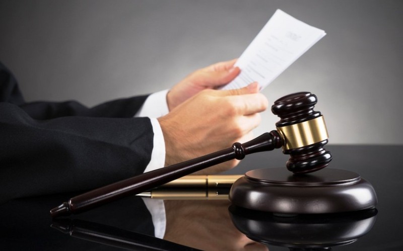 Dələduzluqda təqsirləndirilən əmlak agentliyinin direktoru hökm oxundu