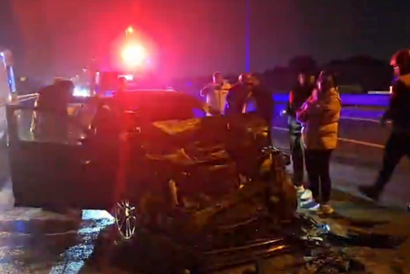 Bakıda avtomobil KamAZla toqquşdu, ölən var - VİDEO