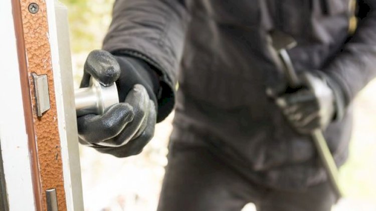 Eks-prezidentin evi yarıldı