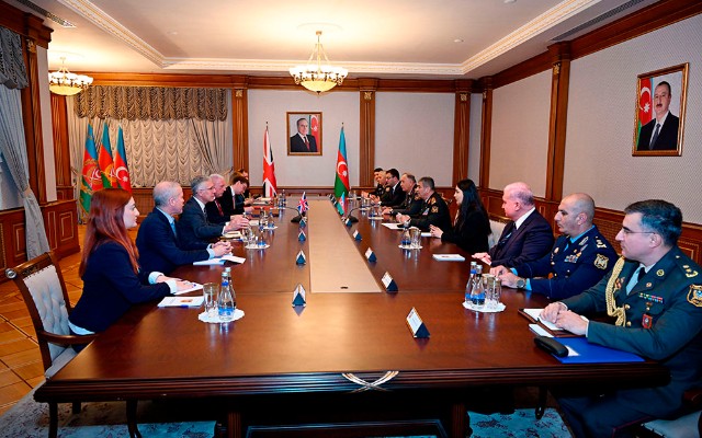 Azərbaycan və Britaniya hərbi əməkdaşlığı müzakirə etdi