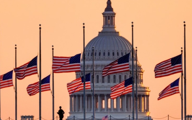 ABŞ-da bayraqlar yarıya qədər endirildi