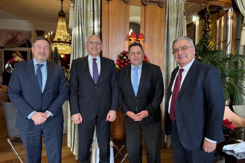 Elçin Əmirbəyov İsveçrə tərəfini mina problemi barədə məlumatlandırıb