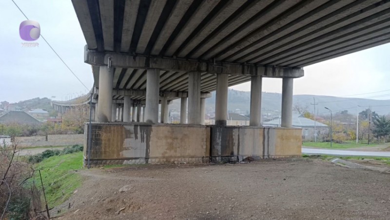 İllər əvvəl tikilən körpü sakinlərin evinə təhlükə yaradır - VİDEO