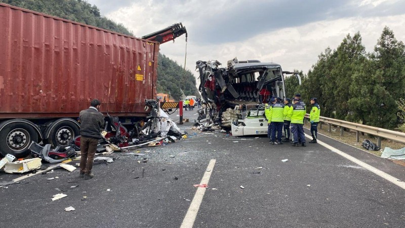 Türkiyədə avtobusla yük maşını toqquşdu - Çox sayda ölü və yaralı var - VİDEO