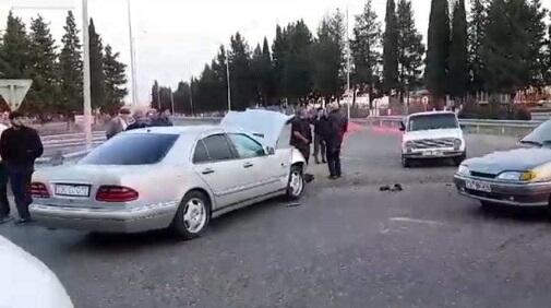 “Mersedes” divara çırpıldı: 19 yaşlı qız...