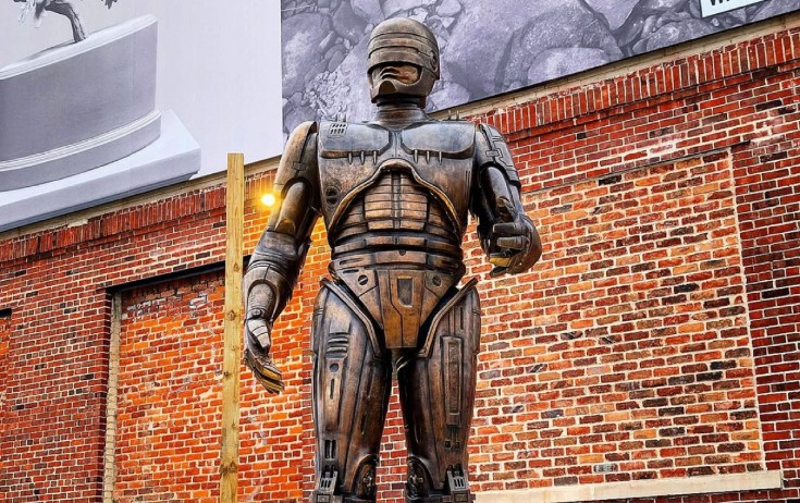 “Robokop”un 8 ildir gecikən heykəli ucaldıldı - FOTO