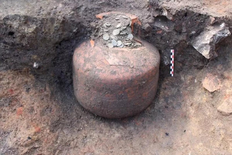 Fransada arxeoloji qazıntılarda 90 kilo sikkə tapıldı - FOTO