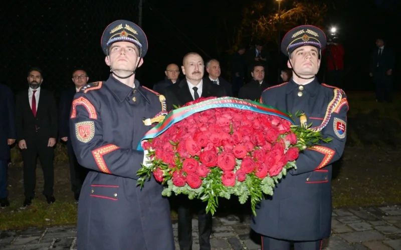 Prezidentlər Bratislavada “Azadlıq Qapısı” abidəsini ziyarət etdilər - FOTOLAR