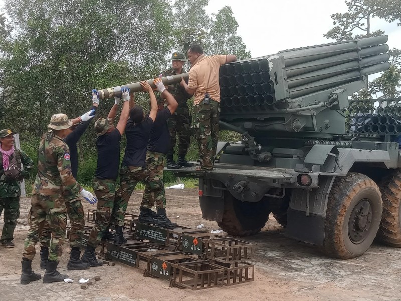 Kamboca Taylandın hərbi bazasını atəşə tutdu