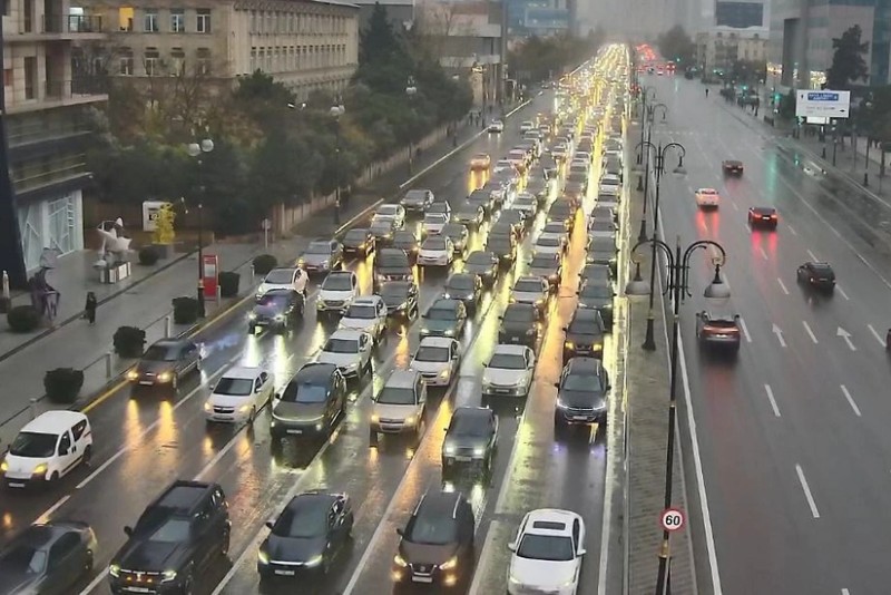 Bakının yağışlı yollarında TIXAC VAR - SİYAHI