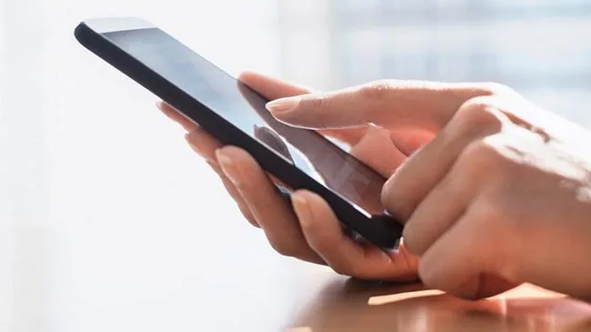 Ana həbsdə olan oğluna telefon keçirməyə cəhd edib