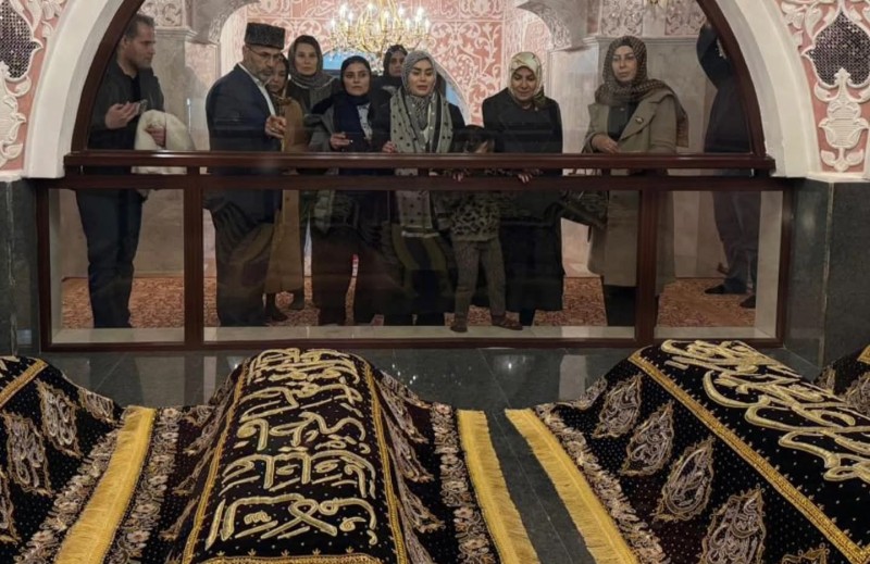 Əraqçinin xanımı Bibiheybət məscidində - FOTOLAR