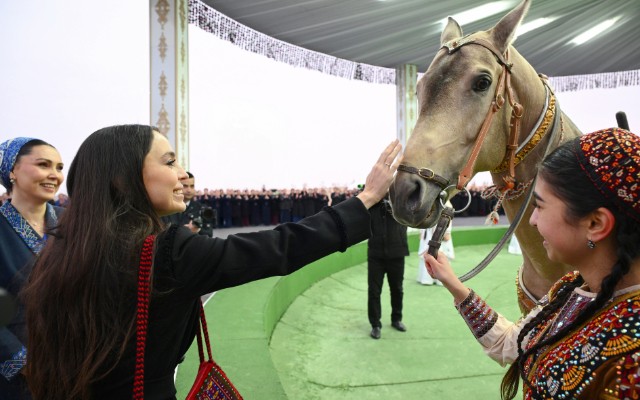 Leyla Əliyeva sərgiyə qatıldı - FOTOLAR