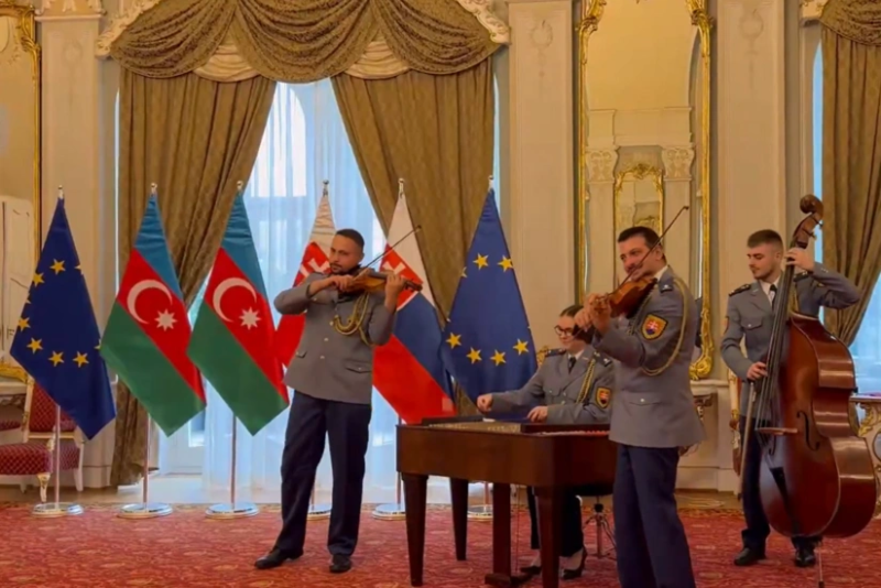 İlham Əliyevlə Robert Fitsonun görüşü zamanı Qurban olum Azərbaycan mahnısı ifa edilib