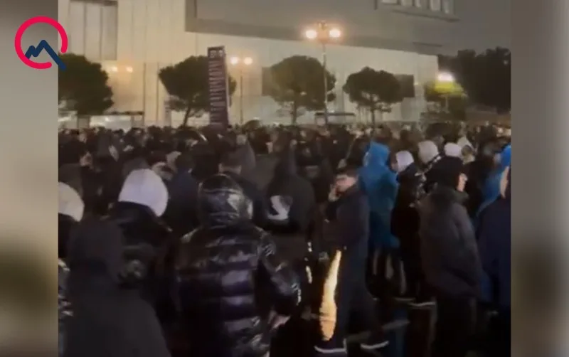 Yağışa baxmayaraq, stadionda anşlaq yaşanır - VİDEO