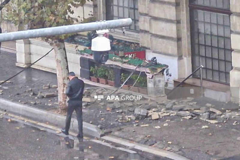 Rəşid Behbudov küçəsində eyvan uçub, xəsarət alan var