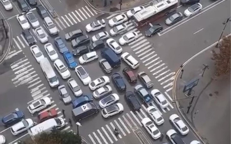 Polis iflic olan yoldakı vəziyyəti belə düzəltdi - VİDEO