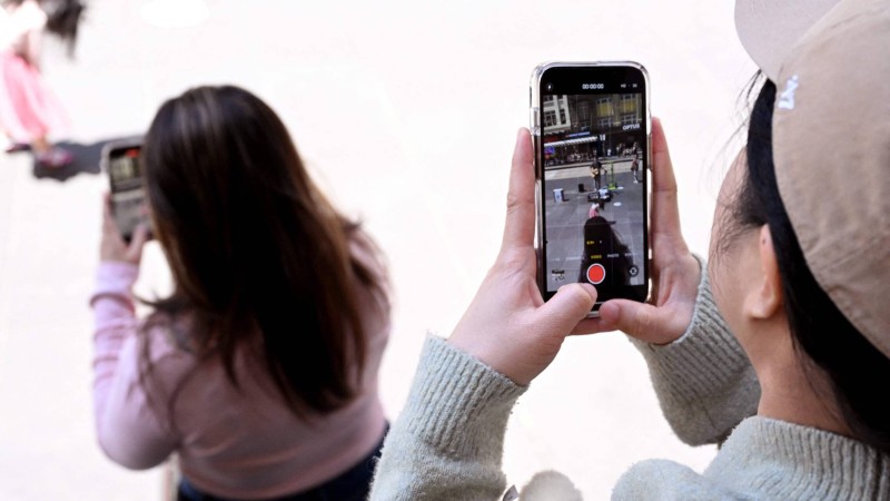 İLK: Bu ölkədə yeniyetmələr üçün sosial media qadağan edildi