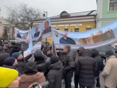 Paşinyan Moskvada da etirazla qarşılandı