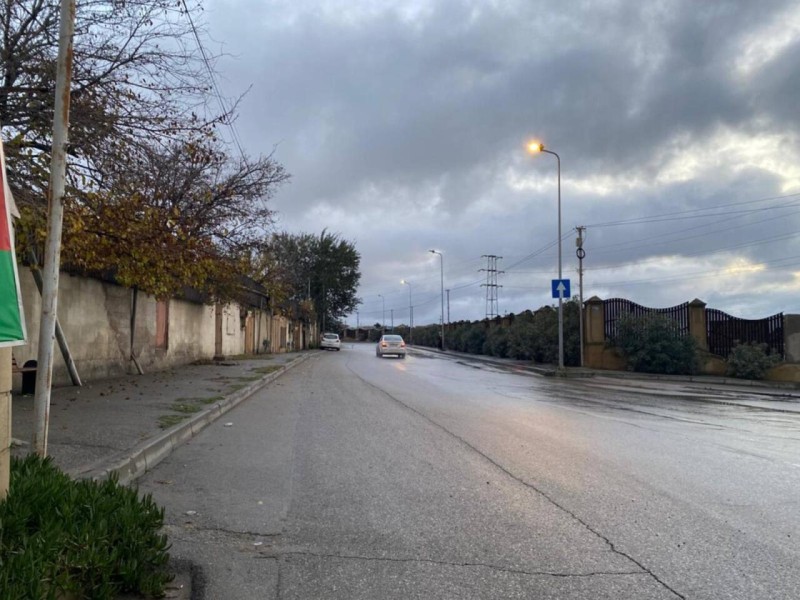 Bakıda səkiyə çirkab suyu axır - FOTO