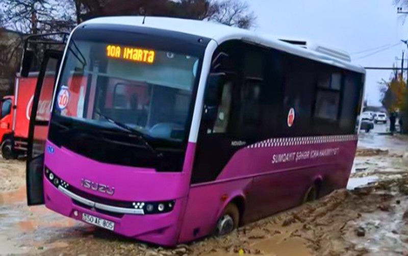 Sumqayıtda avtobus palçıqlı yolda batdı
