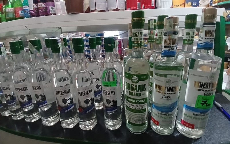 Bu marketdə saxta araqlar satılırmış - FOTOLAR