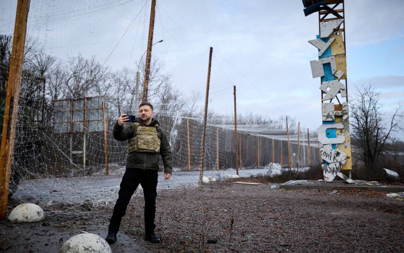 Zelenski: “Ruslar çox danışırdılar, Kupyanskda əsgərlərimizin yanındayam” - VİDEO