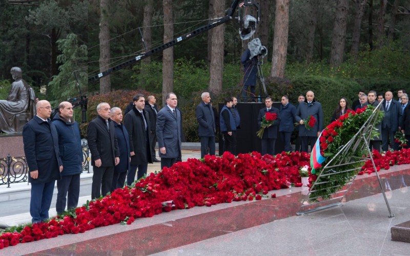 ADSEA kollektivi Fəxri xiyabanda Heydər Əliyevin xatirəsini andı - FOTOLAR