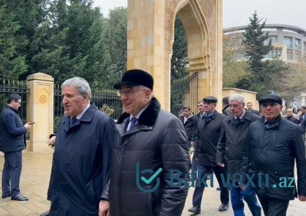 İsa Həbibbəyli Fəxri xiyabanda - FOTO