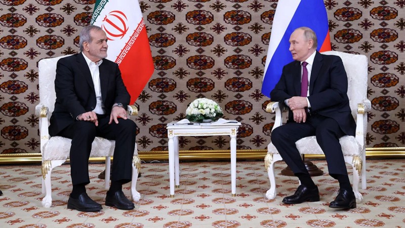 Aşqabadda Putin və Pezeşkian arasında görüş olub
