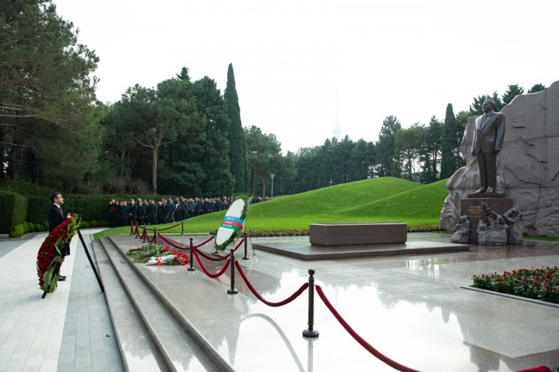 “Azərsun Holdinq”in rəhbər heyəti Ulu Öndərin məzarını ziyarət edib - FOTO