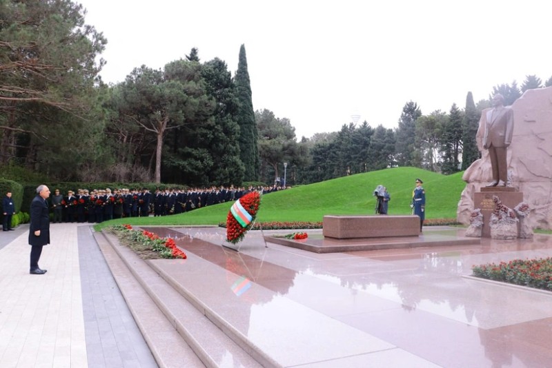 Prokurorluq əməkdaşları Fəxri Xiyabanı ziyarət etdi - FOTOLAR