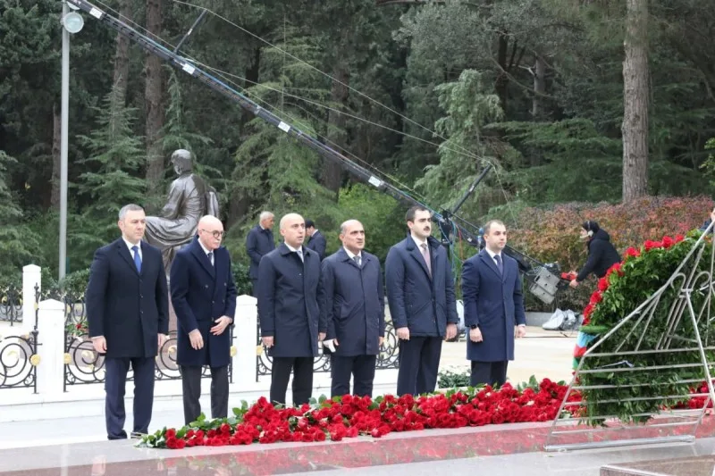 ETN kollektivi Fəxri xiyabanı ziyarət etdi - FOTO