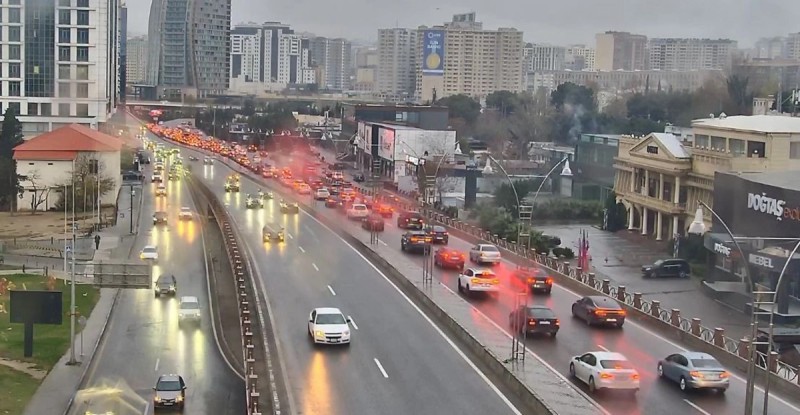 Bakının çiskinli yollarında tıxac var - SİYAHI