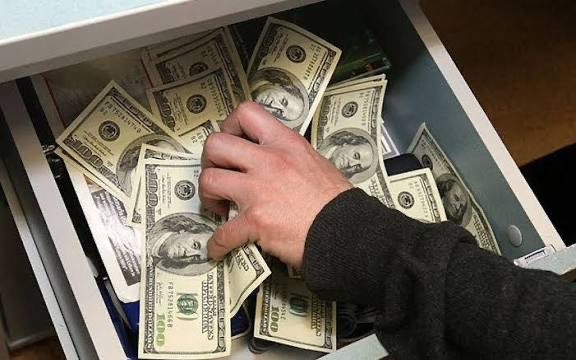 Atasının 7 min dollardan çox pulunu oğurlayan şəxs saxlanılıb